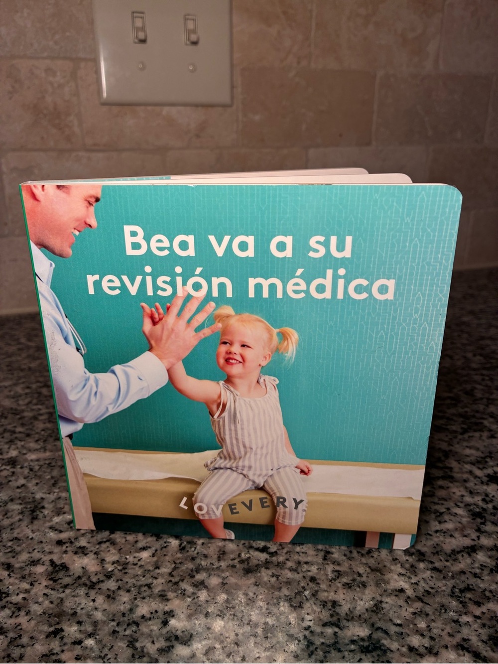 Lovevery Spanish Bea Va a Su Revision Medica board book